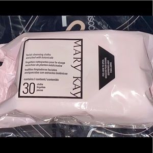 Facial cleansing cloths